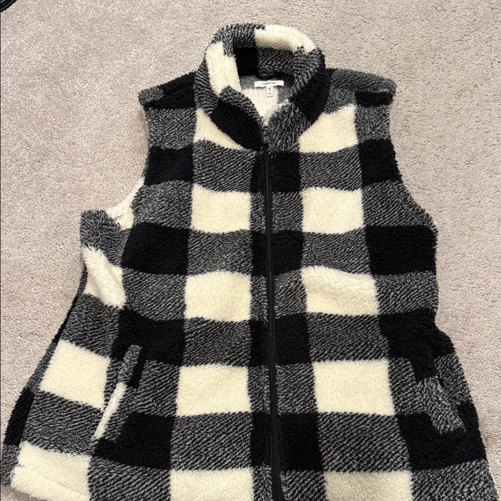 Maurice’s XL Black and White Checkered Fleece Vest